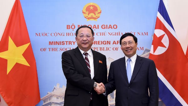 Phó Thủ tướng Phạm Bình Minh và Bộ trưởng Ngoại giao Triều Tiên Ri Yong Ho.