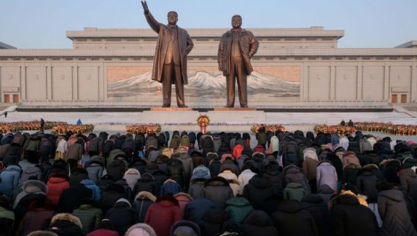 Người Triều Tiên cúi đầu bày tỏ lòng tôn kính trước các cố lãnh đạo của họ