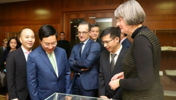 Phó Thủ tướng, Bộ trưởng Bộ Ngoại giao Phạm Bình Minh trong chuyến thăm Đức.