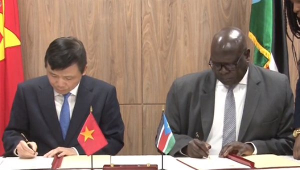 Hai Đại sứ ký “Thông cáo chung thiết lập quan hệ ngoại giao giữa Cộng hòa xã hội chủ nghĩa Việt Nam và Cộng hòa Nam Sudan”