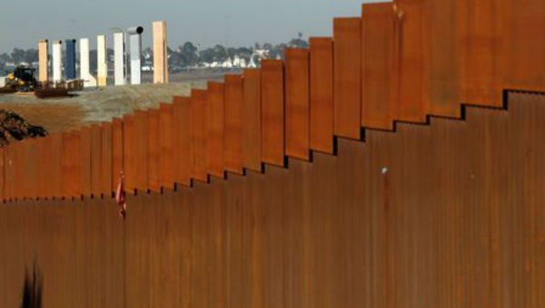 Nguyên mẫu cho bức tường mà ông Trump muốn xây dựng ở biên giới với Mexico.