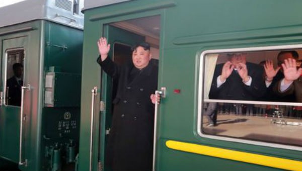 Hình ảnh Chủ tịch Kim Jong Un lên tàu hỏa tới Việt Nam được KCNA đăng tải.