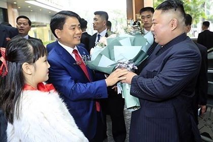 Chủ tịch UBND TP Hà Nội Nguyễn Đức Chung tặng hoa chào mừng ông Kim Jong Un