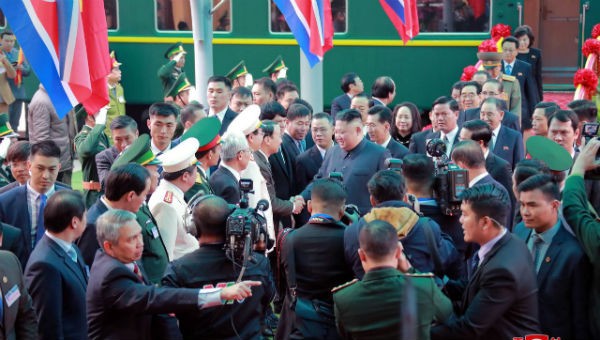 Hình ảnh ông Kim đến ga Đồng Đăng được hãng KCNA đăng tải.