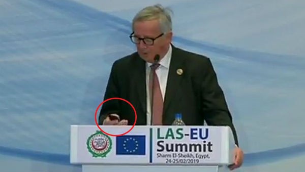 Chủ tịch Ủy ban châu Âu Jean-Claude Juncker nghe điện thoại của vợ.