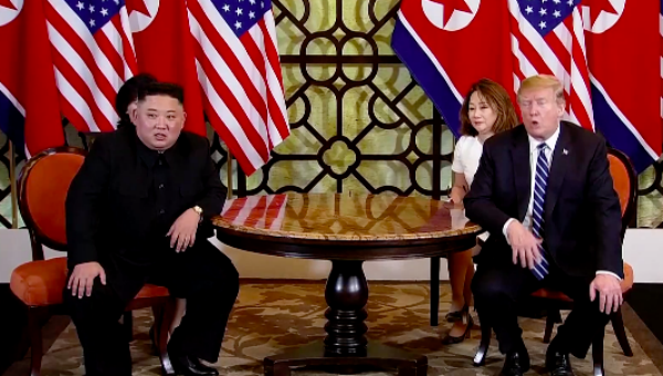 Ông Trump và ông Kim tại cuộc gặp sáng nay.