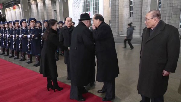 Hình ảnh do đài KCTV của Triều Tiên công bố hồi tháng 1 cho thấy ông Pak Pong-ju đang thì thầm với Chủ tịch Kim Jong-un trong lễ đón ông Kim từ Trung Quốc trở về.