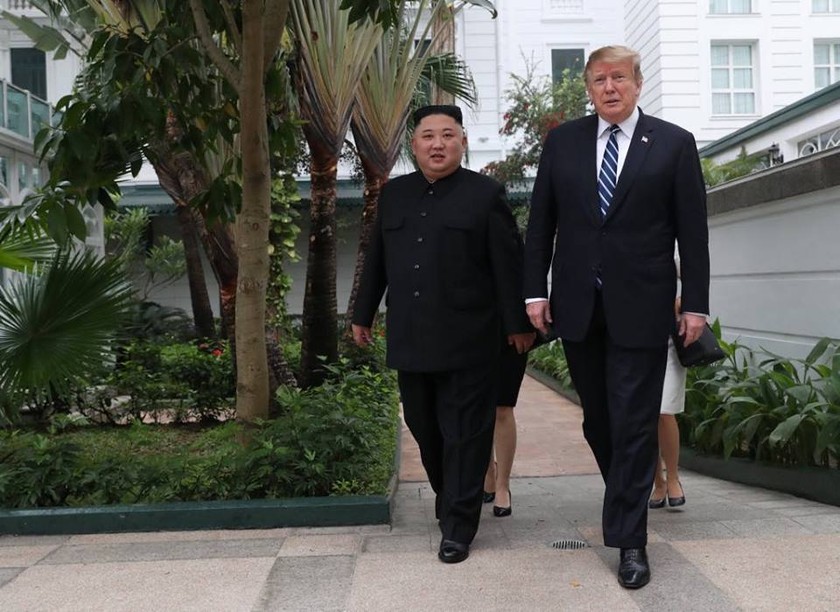 Chủ tịch Triều Tiên Kim Jong-un và Tổng thống Mỹ Donald Trump  đi dạo tại cuộc  họp ngày 28/2.
