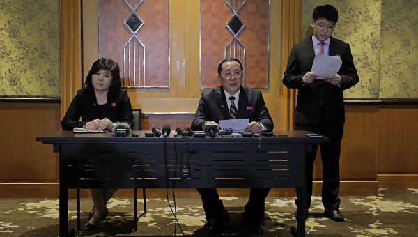Bộ trưởng Ngoại giao Triều Tiên (ngoài cùng bên trái) tại họp báo.