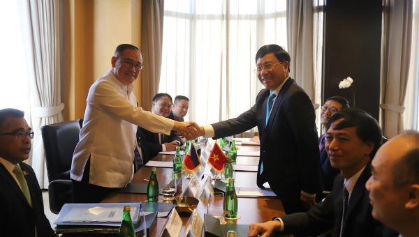 Bộ trưởng Ngoại giao Philippines Teodoro Lopez Locsin và Phó Thủ tướng, Bộ trưởng Ngoại giao Phạm Bình Minh gặp hẹp trước kỳ họp.