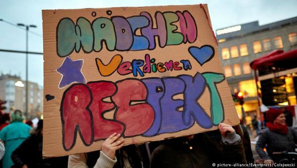 Phụ nữ Berlin với tẩm biển có khẩu hiệu "Những cô gái xứng đáng được tôn trọng" trong một cuộc tuần hành ngày 8/3 năm 2018.
