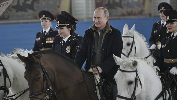 Tổng thống Nga Vladimir Putin thử công việc của các nữ cảnh sát.