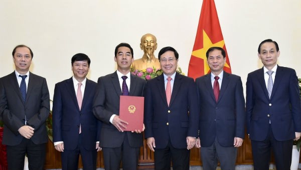 Phó Thủ tướng, Bộ trưởng Bộ Ngoại giao trao quyết định cho tân Thứ trưởng Ngoại giao Tô Anh Dũng. Ảnh: Chinhphu.vn