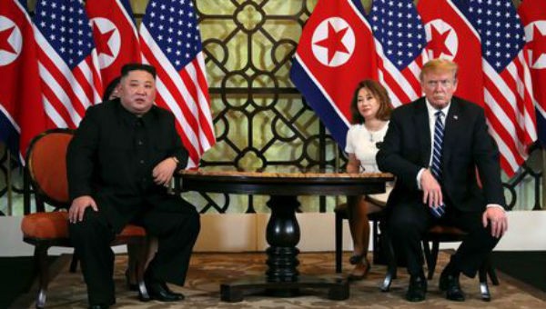 Ông Trump và ông Kim tại hội nghị ở Việt Nam.