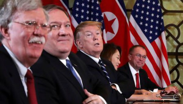 Ông Bolton (ngoài cùng bên trái) tại hội nghị thượng đỉnh Mỹ - Triều lần 2.
