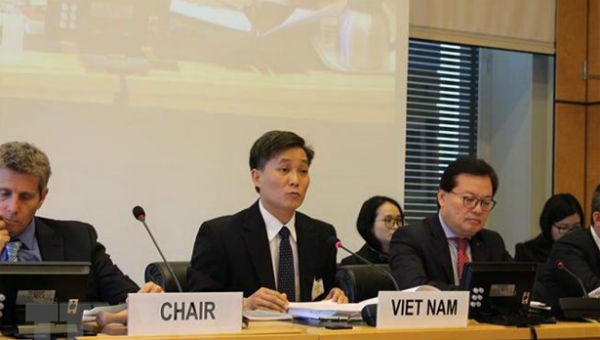Thứ trưởng Bộ Tư pháp Nguyễn Khánh Ngọc (giữa) - Trưởng đoàn công tác liên ngành của Việt Nam phát biểu tại Phiên họp. Ảnh: TTXVN