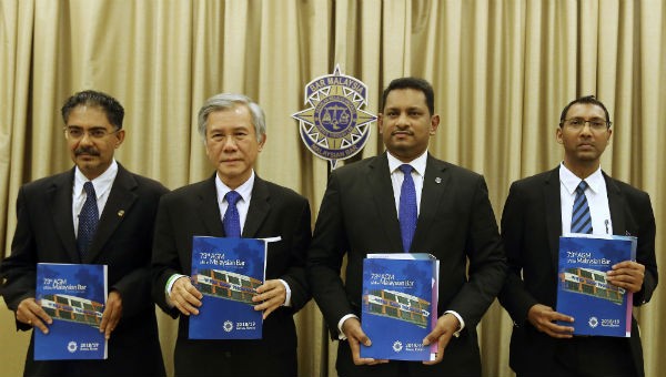 Ông Salim Bashir Bhaskaran (ngoài cùng bên phải) và các lãnh đạo mới được bầu của Hội luật gia Malaysia.