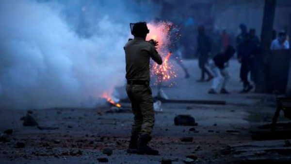 Cảnh sát Ấn Độ bắn hơi cay trong một cuộc biểu tình ở Kashmir