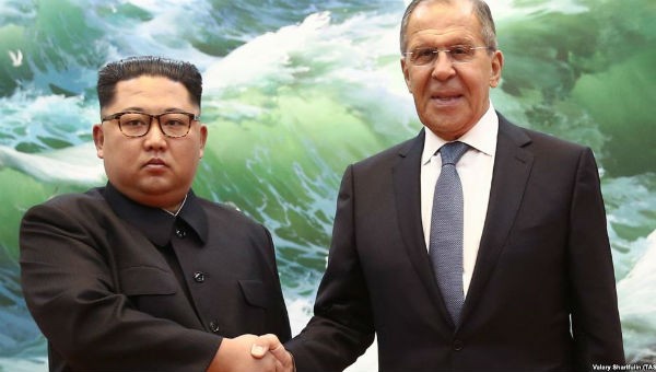 Chủ tịch Triều Tiên Kim Jong-un và Ngoại trưởng Nga Sergei Lavrov tại Bình Nhưỡng tháng 5/2018.