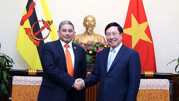 Phó Thủ tướng Phạm Bình Minh và Bộ trưởng thứ hai Ngoại giao Brunei Dato Erywan Pehin Yusof - Ảnh: VGP