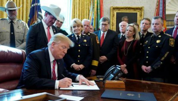 Ông Trump ký tuyên bố tình trạng khẩn cấp quốc gia