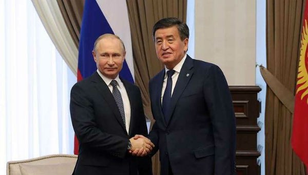Tổng thống Nga Vladimir Putin và người đồng cấp Kyrgyzstan Sooronbai Jeenbekov