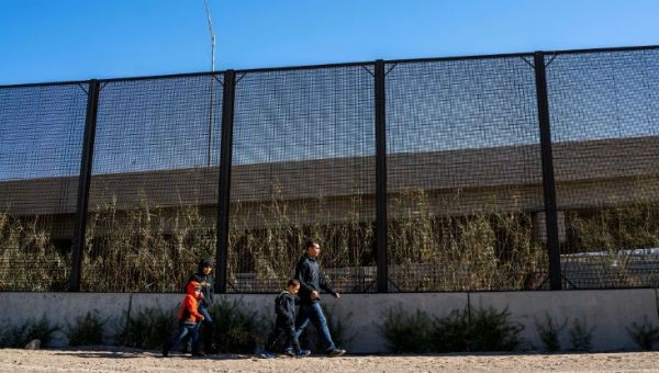 Một gia đình người El Salvador tự ra trình diện lực lượng tuần tra biên giới sau khi từ Rio Grande tới El Paso, Texas xin tị nạn.