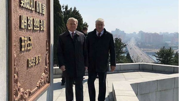 Đại sứ Nga tại Triều Tiên Alexander Matsegora và Bộ trưởng nội vụ Vladimir Kolokoltsev

