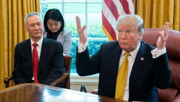 Ông Trump và Phó Thủ tướng Trung Quốc Lưu Hạc.