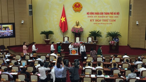 ĐB HĐND TP Hà Nội bỏ phiếu kín bầu bầu bổ sung các chức danh theo thẩm quyền.