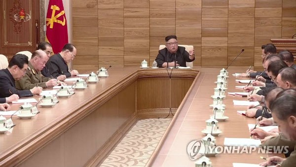 Ông Kim phát biểu chỉ đạo tại cuộc họp.