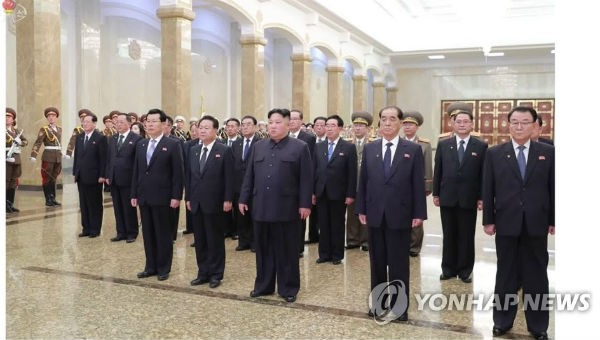 Nhà lãnh đạo Triều Tiên Kim Jong-un đến Cung Thái Dương Kumsusan.