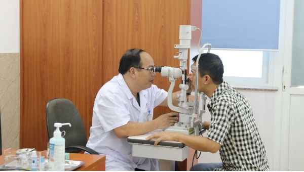 Bác sĩ Hoàng Cương đang thăm khám cho một bệnh nhân