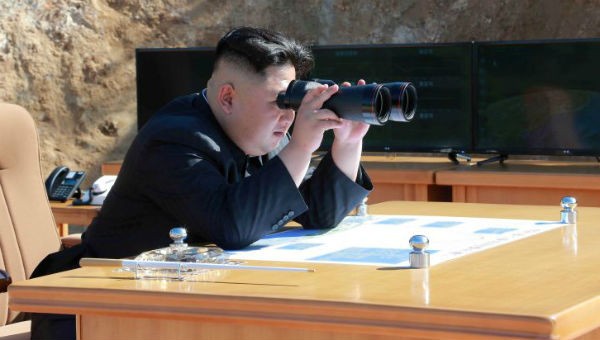 Ông Kim Jong-un giám sát vụ thử tên lửa đạn đạo liên lục địa Hwasong-14 tháng 4/2017.


