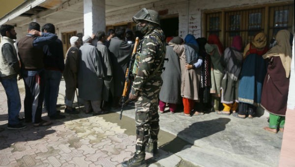 Người dân Ấn Độ tại một điểm bỏ phiếu.