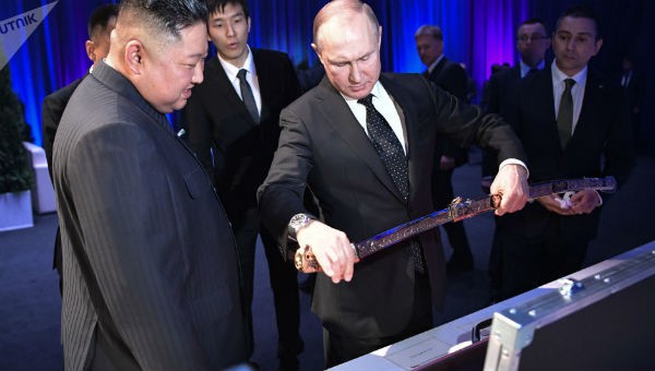 Lãnh đạo Nga và Triều Tiên tặng quà cho nhau.