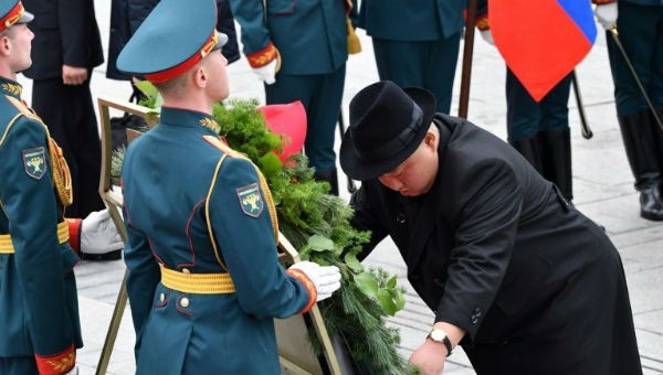 Nhà lãnh đạo Triều Tiên Kim Jong-un tại lễ đặt vòng hoa.