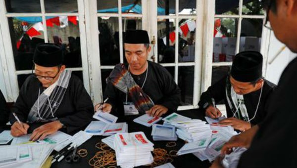 Các nhân viên kiểm phiếu tại Indonesia đang tích cực làm việc.