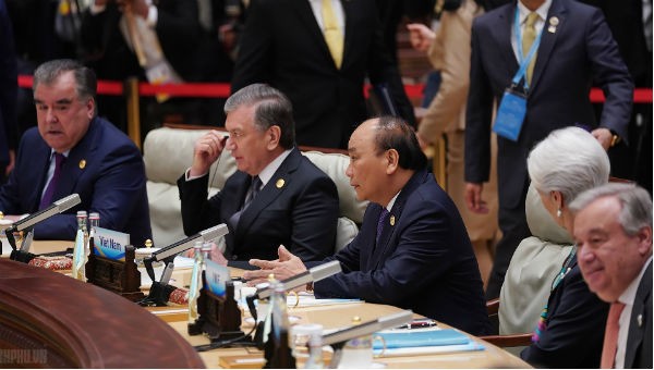 Thủ tướng Nguyễn Xuân Phúc dự Hội nghị bàn tròn Diễn đàn cấp cao hợp tác "Vành đai và Con đường". Ảnh: VGP