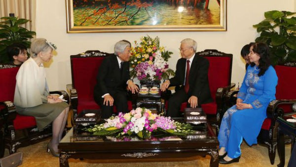 Tổng Bí thư Nguyễn Phú Trọng và Phu nhân chủ trì Tiệc trà chào mừng Nhà vua Nhật Bản Akihito và Hoàng hậu Michiko thăm Việt Nam năm 2017. Ảnh: TTXVN