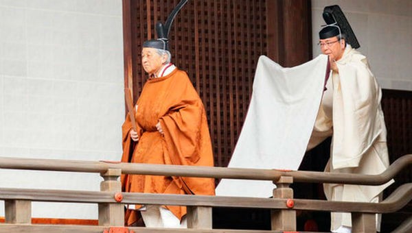 Nhật hoàng Akihito thực hiện nghi lễ thoái vị.