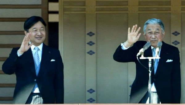 Thái tử Naruhito (bên trái) và Nhật hoàng Akihito.