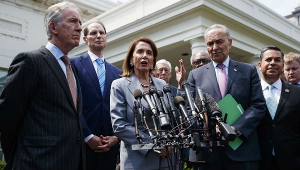Các lãnh đạo Dân chủ ở Quốc hội họp báo trước Nhà Trắng để thông báo về gói đầu tư cơ sở hạ tầng