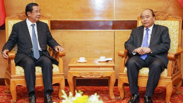 Thủ tướng Nguyễn Xuân Phúc tiếp Đoàn đại biểu cấp cao Campuchia do Thủ tướng Hun Sen dẫn đầu. Ảnh: VGP