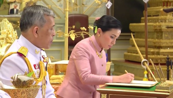 Nhà Vua Thái Lan và tân Hoàng hậu ký vào sổ chứng nhận kết hôn trước sự làm chứng của Công chúa Sirindhorn - người đứng đầu Hội đồng Cơ mật Thái Lan.