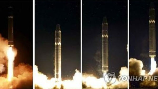 Hình ảnh từ vụ phóng tên lửa đạn đạo liên lục địa Hwasong-15 (ICBM) của 
Triều Tiên cuối tháng 11/2017