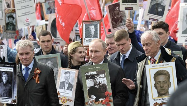Tổng thống Nga Vladimir Putin tham gia một cuộc diễu hành Trung đoàn bất tử.