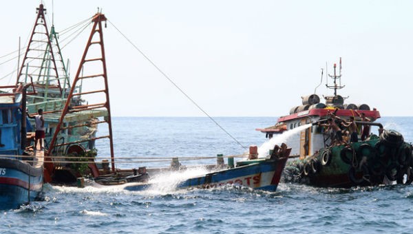Indonesia đánh chìm một tàu cá Việt Nam. 