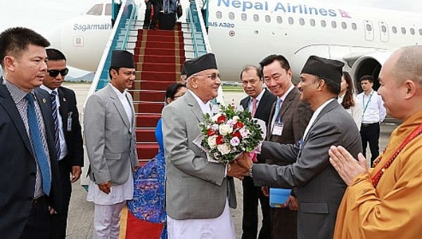 Lễ đón Thủ tướng Nepal K P Sharma Oli và Phu nhân tại Sân bay Nội Bài. Ảnh: TTXVN.