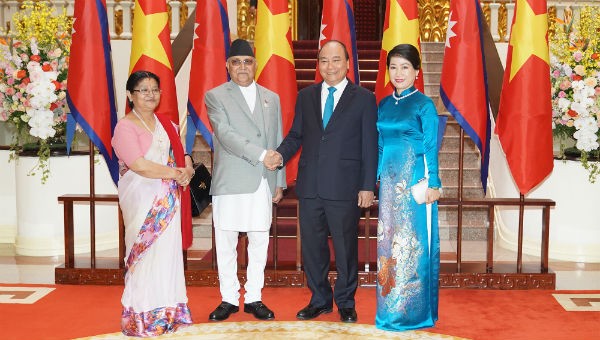 Thủ tướng Nguyễn Xuân Phúc và Thủ tướng Nepal Sharma Oli cùng các Phu nhân. Ảnh: VGP